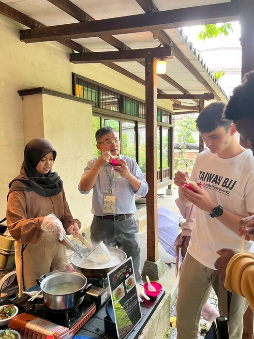 16. 113-2 國際週活動(114.06.23學輔；參與人次28人次)圖片